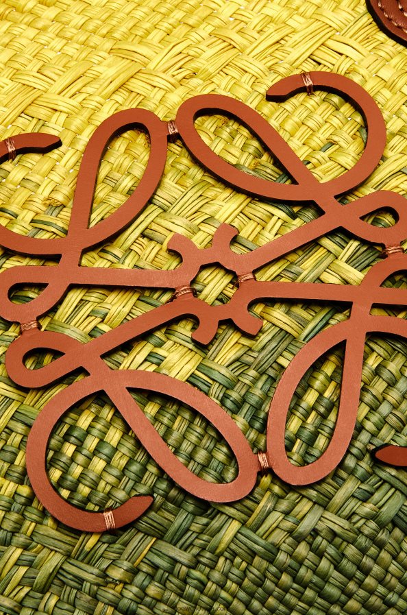 Loewe moterys mažas anagraminis krepšelis iš irakos delno ir veršio odos chaki žalia/geltona BZ26XN64