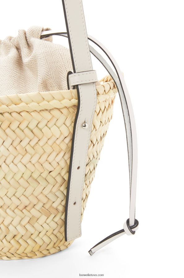 Loewe moterys sutraukiamas kibiro maišelis iš palmių lapų ir veršiuko odos natūralus/baltas BZ26XN23