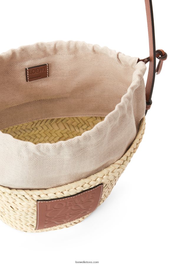 Loewe moterys sutraukiamas kibiro maišelis iš palmių lapų ir veršiuko odos natūralus/įdegis BZ26XN22