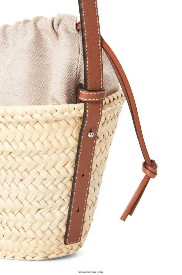 Loewe moterys sutraukiamas kibiro maišelis iš palmių lapų ir veršiuko odos natūralus/įdegis BZ26XN22