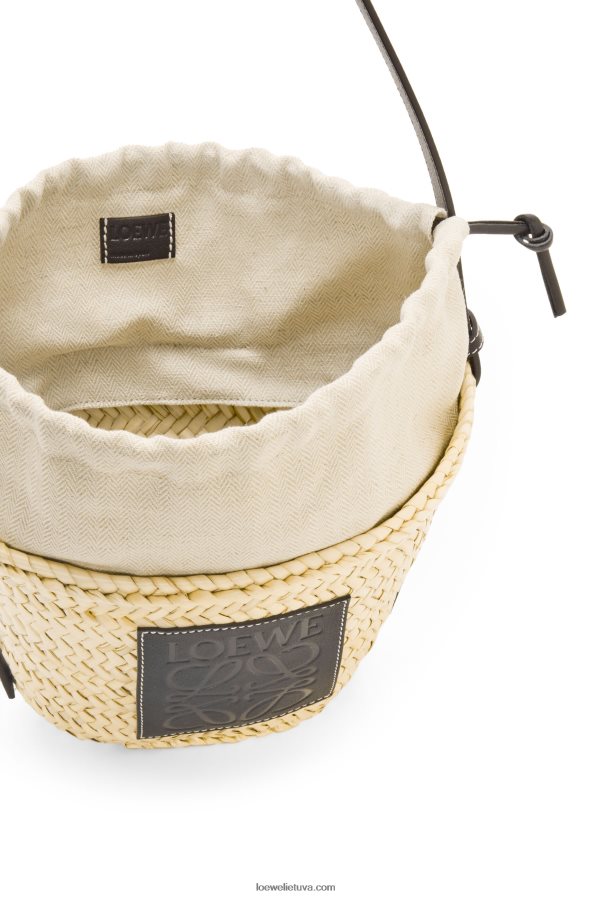 Loewe moterys sutraukiamas kibiro maišelis iš palmių lapų ir veršiuko odos natūralus/juodas BZ26XN24