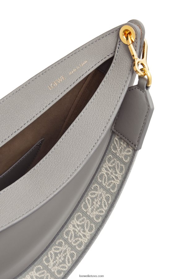 Loewe moterys luna krepšys iš satino veršio odos ir žakardo perlų pilka BZ26XN533