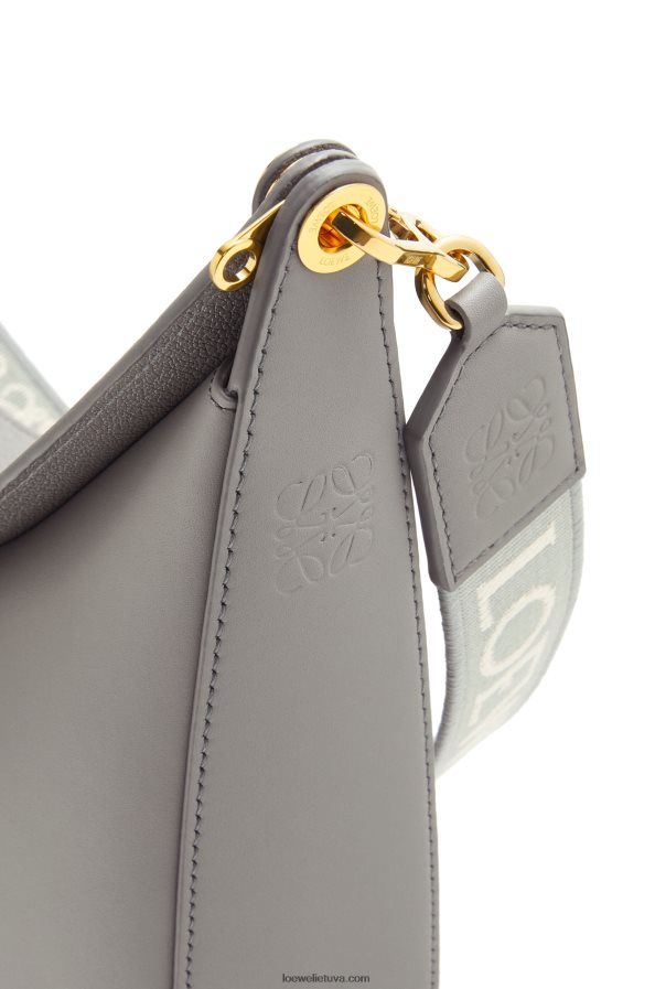 Loewe moterys luna krepšys iš satino veršio odos ir žakardo perlų pilka BZ26XN533