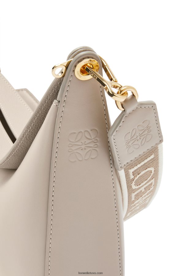 Loewe moterys luna krepšys iš satino veršio odos ir žakardo šviesios avižos BZ26XN522