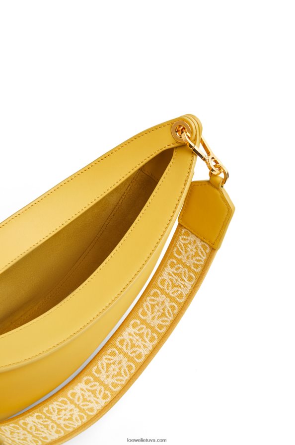 Loewe moterys mažas lunas atlasiniame veršio odoje šviesiai geltona glazūra BZ26XN454