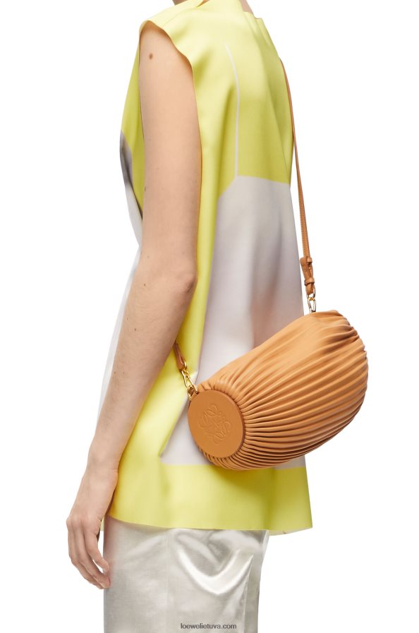 Loewe moterys apyrankės kišenė iš klostuoto nappa šilta dykuma BZ26XN627