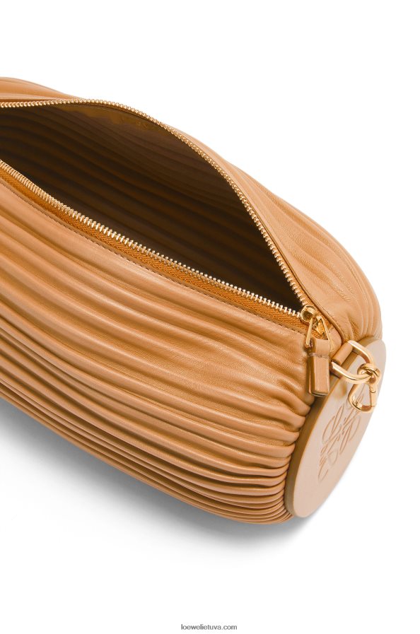Loewe moterys apyrankės kišenė iš klostuoto nappa šilta dykuma BZ26XN627