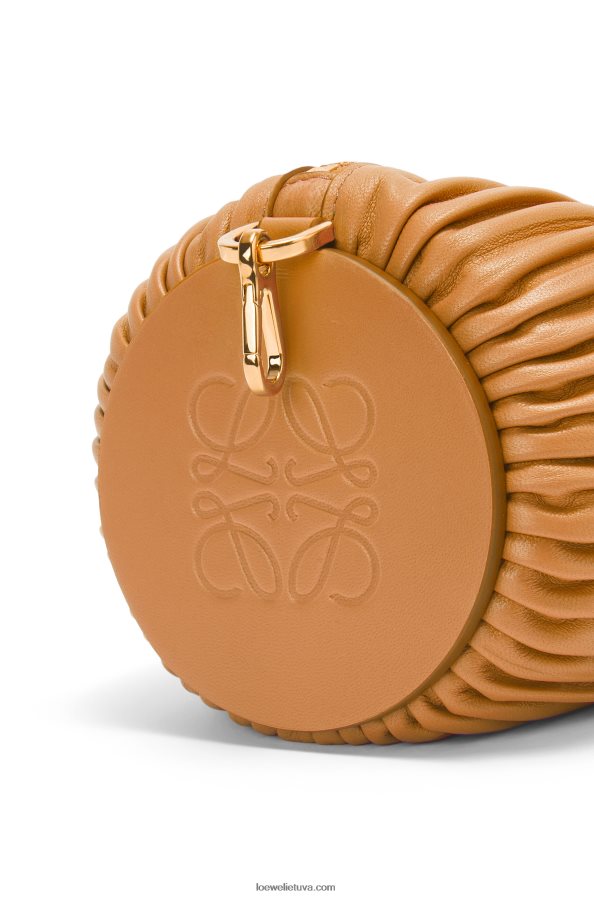 Loewe moterys apyrankės kišenė iš klostuoto nappa šilta dykuma BZ26XN627