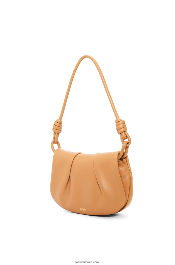 Loewe moterys Paseo kuprinė iš blizgios nappa blauzdos odos šilta dykuma BZ26XN334