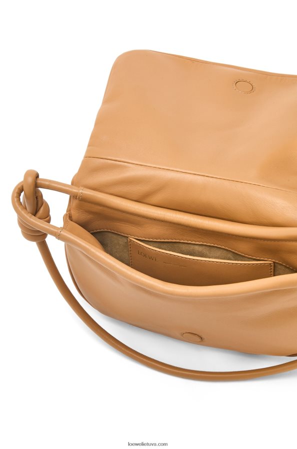 Loewe moterys Paseo kuprinė iš blizgios nappa blauzdos odos šilta dykuma BZ26XN334