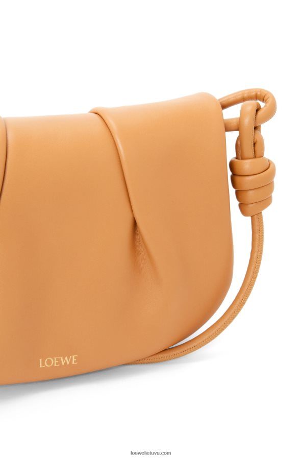 Loewe moterys Paseo kuprinė iš blizgios nappa blauzdos odos šilta dykuma BZ26XN334