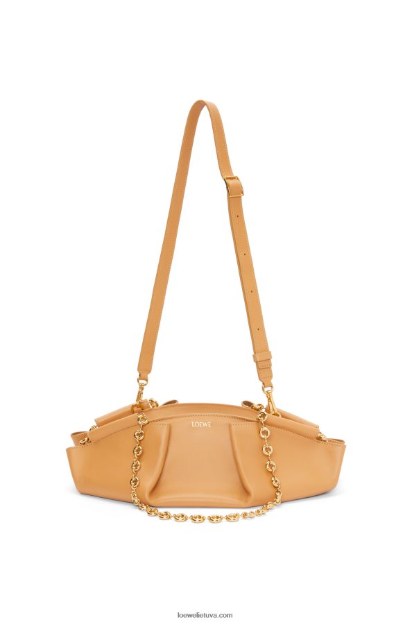 Loewe moterys mažas paseo krepšys iš blizgios nappa blauzdos odos su grandinėle šilta dykuma BZ26XN421