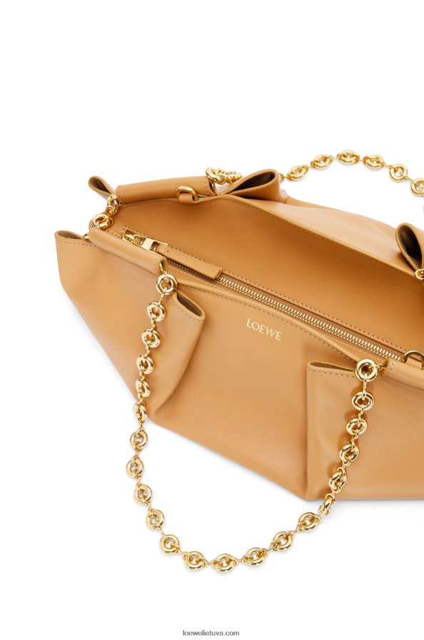 Loewe moterys mažas paseo krepšys iš blizgios nappa blauzdos odos su grandinėle šilta dykuma BZ26XN421