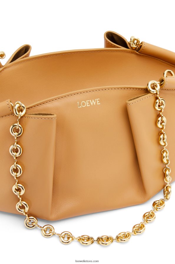 Loewe moterys mažas paseo krepšys iš blizgios nappa blauzdos odos su grandinėle šilta dykuma BZ26XN421
