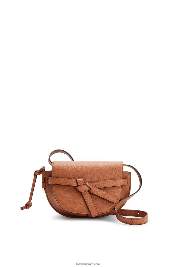 Loewe moterys mini gate dvigubas krepšys iš akmenukų grūdėtos veršienos įdegis BZ26XN237