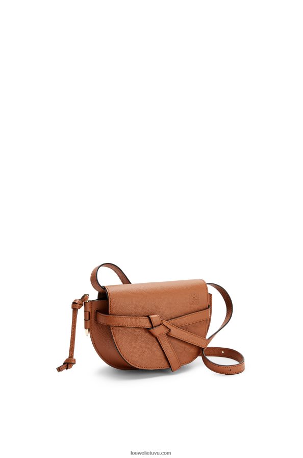 Loewe moterys mini gate dvigubas krepšys iš akmenukų grūdėtos veršienos įdegis BZ26XN237
