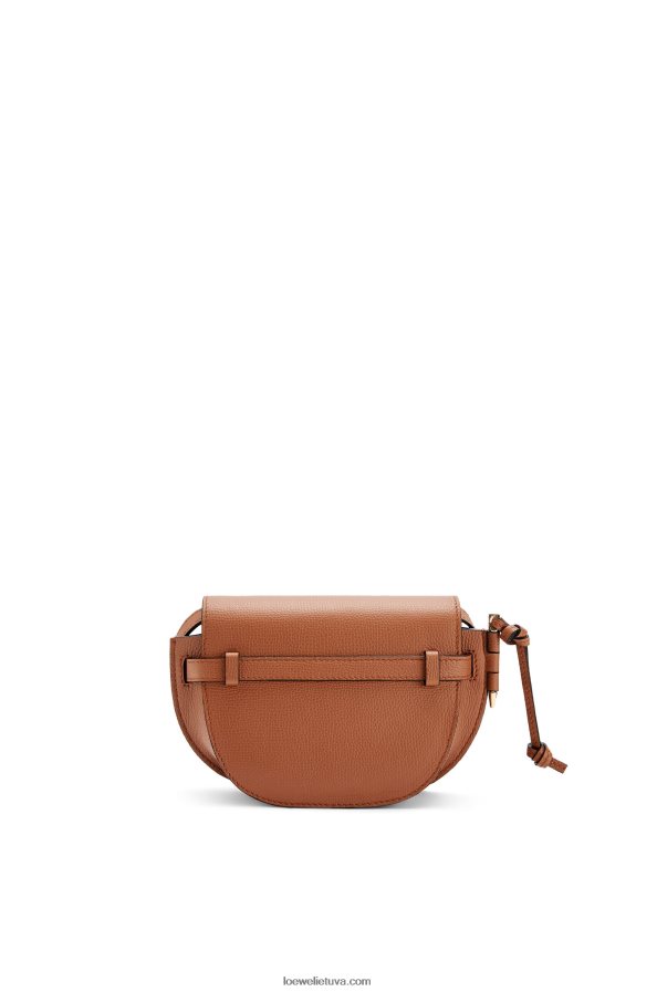 Loewe moterys mini gate dvigubas krepšys iš akmenukų grūdėtos veršienos įdegis BZ26XN237