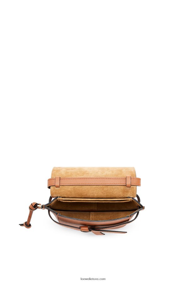 Loewe moterys mini gate dvigubas krepšys iš akmenukų grūdėtos veršienos įdegis BZ26XN237