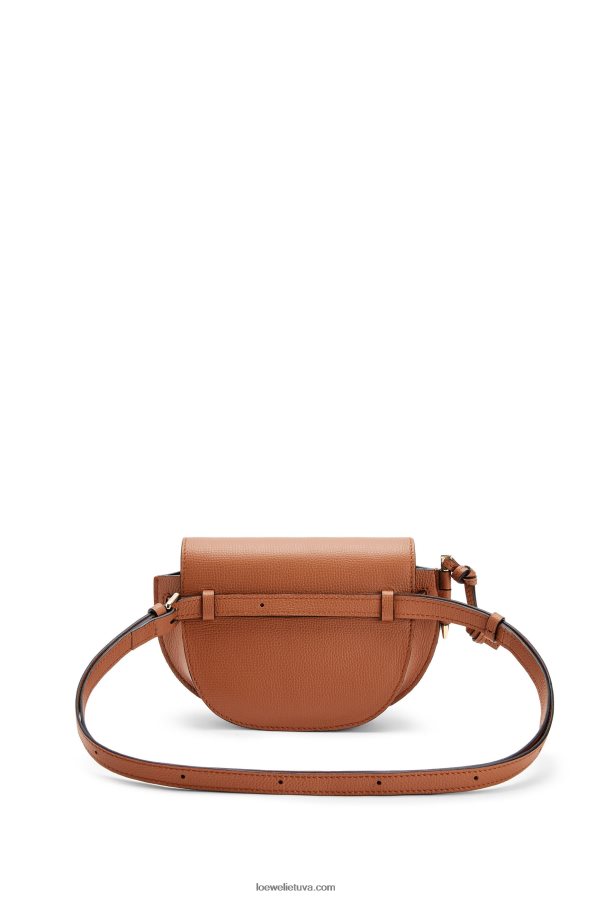 Loewe moterys mini gate dvigubas krepšys iš akmenukų grūdėtos veršienos įdegis BZ26XN237