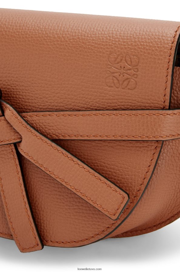 Loewe moterys mini gate dvigubas krepšys iš akmenukų grūdėtos veršienos įdegis BZ26XN237