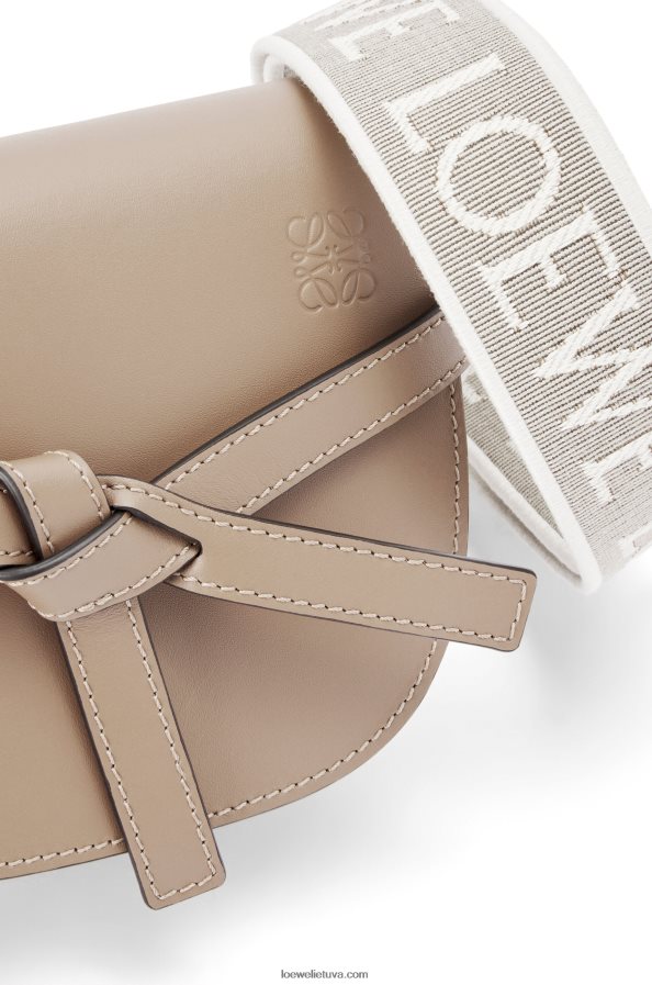 Loewe moterys mini gate dvigubas maišelis iš minkštos veršio odos ir žakardo smėlis BZ26XN218