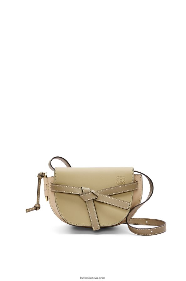 Loewe moterys mini gate dvigubas maišelis iš minkštos veršiuko odos molio žalia/dulkėta smėlio spalvos BZ26XN240