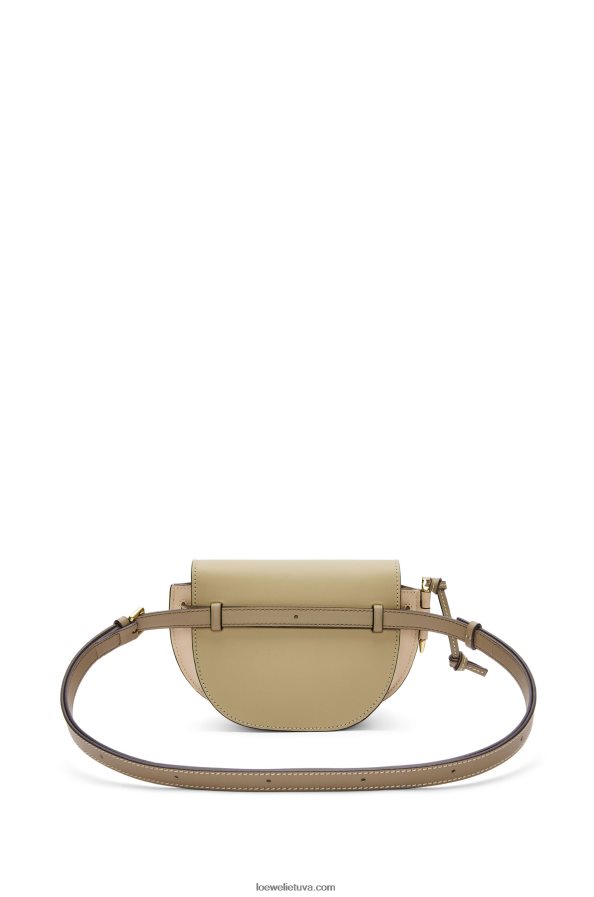 Loewe moterys mini gate dvigubas maišelis iš minkštos veršiuko odos molio žalia/dulkėta smėlio spalvos BZ26XN240