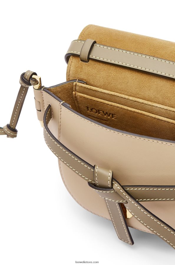 Loewe moterys mini gate dvigubas maišelis iš minkštos veršiuko odos molio žalia/dulkėta smėlio spalvos BZ26XN240