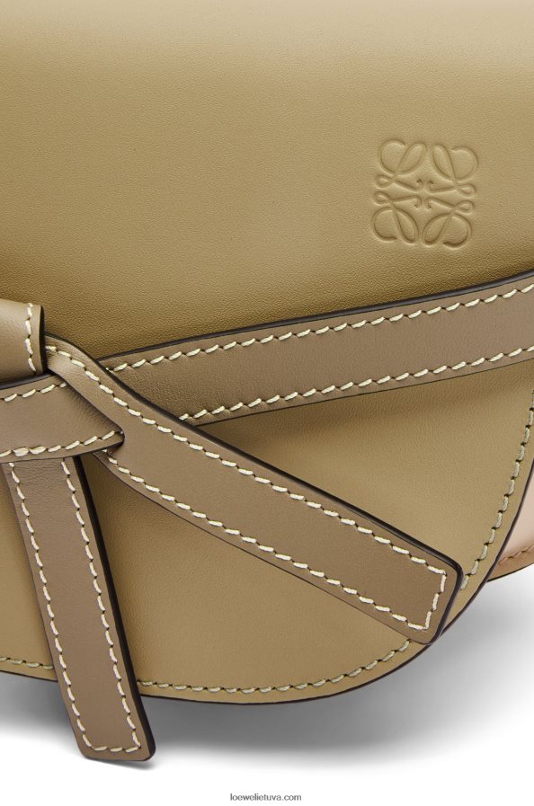 Loewe moterys mini gate dvigubas maišelis iš minkštos veršiuko odos molio žalia/dulkėta smėlio spalvos BZ26XN240