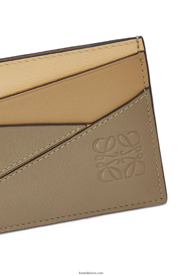 Loewe moterys dėlionė paprastas kortelių laikiklis iš klasikinės veršiuko odos molio žalia/sviestas BZ26XN1362