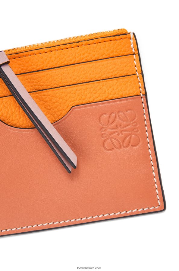 Loewe moterys kvadratinis kortelių laikiklis iš minkštos grūdėtos veršienos su grandinėle mandarinų / koralų rifas BZ26XN1380