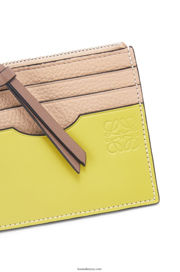 Loewe moterys kvadratinis kortelių laikiklis iš minkštos grūdėtos veršienos su grandinėle nuogas / citronelė BZ26XN1381