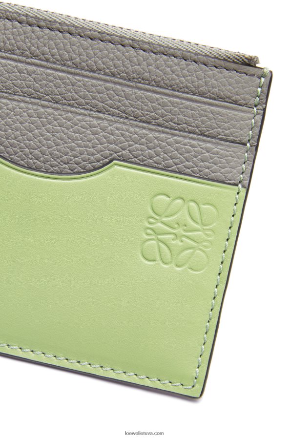 Loewe moterys kvadratinis kortelių laikiklis iš minkštos grūdėtos veršienos su grandinėle perlų pilka/šviesiai šviesiai žalia BZ26XN1366