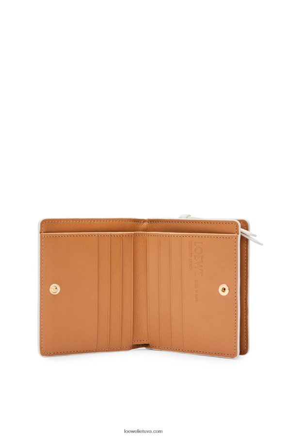 Loewe moterys Aštuonkojis kompaktiška užtrauktuku užsegama piniginė iš klasikinės blauzdos minkšta balta BZ26XN1304