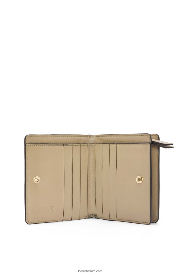 Loewe moterys Dėlionė, kompaktiška klasikinės veršio odos piniginė su užtrauktuku molio žalia/sviestas BZ26XN1259