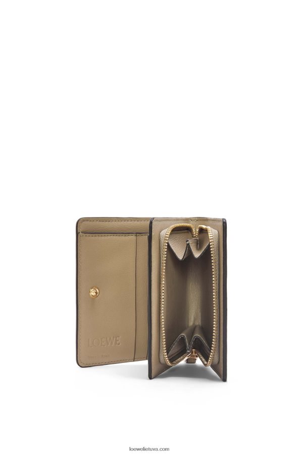 Loewe moterys Dėlionė, kompaktiška klasikinės veršio odos piniginė su užtrauktuku molio žalia/sviestas BZ26XN1259