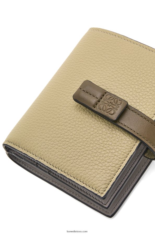 Loewe moterys Kompaktiška piniginė su užtrauktuku iš minkštos blauzdos odos šalavijų žalia / tamsiai chaki žalia BZ26XN1211