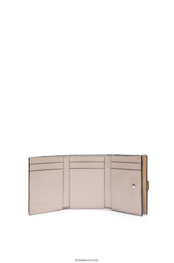 Loewe moterys Trisluoksnė piniginė iš minkštos grūdėtos veršio odos geltona/molio žalia BZ26XN1284