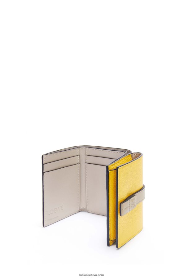 Loewe moterys Trisluoksnė piniginė iš minkštos grūdėtos veršio odos geltona/molio žalia BZ26XN1284