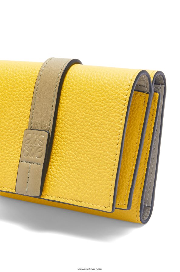 Loewe moterys Trisluoksnė piniginė iš minkštos grūdėtos veršio odos geltona/molio žalia BZ26XN1284