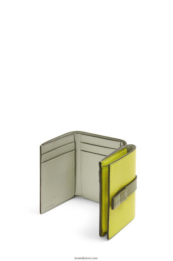 Loewe moterys Trisluoksnė piniginė iš minkštos grūdėtos veršio odos laimo geltona/avokado žalia BZ26XN1311