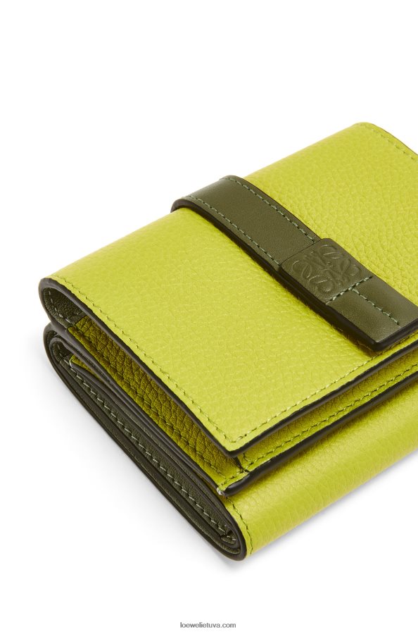 Loewe moterys Trisluoksnė piniginė iš minkštos grūdėtos veršio odos laimo geltona/avokado žalia BZ26XN1311