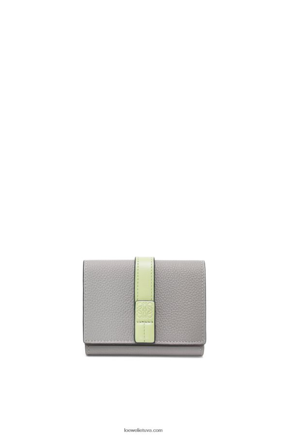 Loewe moterys Trisluoksnė piniginė iš minkštos grūdėtos veršio odos perlų pilka/šviesiai šviesiai žalia BZ26XN1250