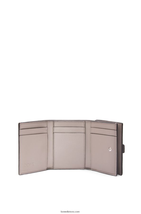 Loewe moterys Trisluoksnė piniginė iš minkštos grūdėtos veršio odos perlų pilka/šviesiai šviesiai žalia BZ26XN1250