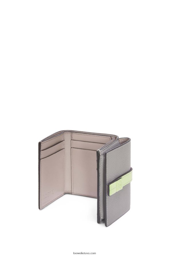 Loewe moterys Trisluoksnė piniginė iš minkštos grūdėtos veršio odos perlų pilka/šviesiai šviesiai žalia BZ26XN1250