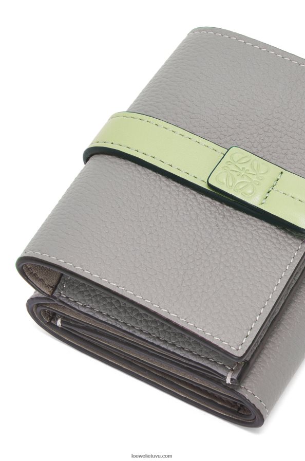 Loewe moterys Trisluoksnė piniginė iš minkštos grūdėtos veršio odos perlų pilka/šviesiai šviesiai žalia BZ26XN1250