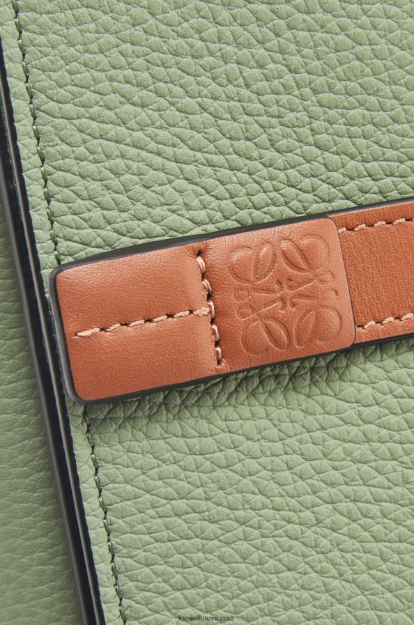 Loewe moterys Trisluoksnė piniginė iš minkštos grūdėtos veršio odos rozmarinas / įdegis BZ26XN1223