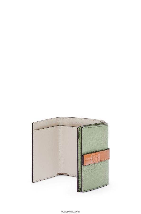 Loewe moterys Trisluoksnė piniginė iš minkštos grūdėtos veršio odos rozmarinas / įdegis BZ26XN1314