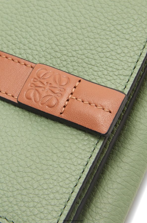 Loewe moterys Trisluoksnė piniginė iš minkštos grūdėtos veršio odos rozmarinas / įdegis BZ26XN1314