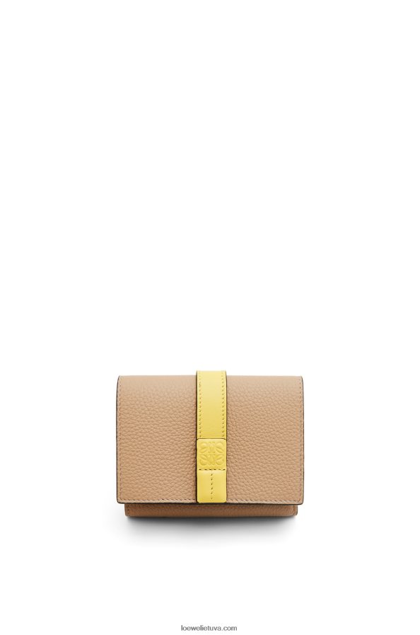 Loewe moterys Trisluoksnė piniginė iš minkštos grūdėtos veršio odos sviestas/blyški citrina BZ26XN1285